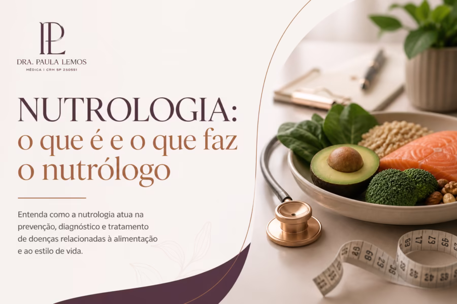 Médico nutrólogo durante consulta com paciente, mostrando exames e discutindo avaliação de saúde metabólica e nutricional
